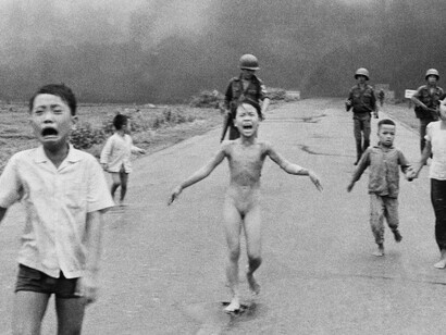 Phan Thị Kim Phúc, la «niña del napalm» fue la protagonista de esta brutal fotografía tomada por Nick Ut en 1972: tras 14 meses en el hospital y ser objeto de decenas de operaciones, milagrosamente la niña se recuperó 