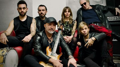 Syndone on stage: blending progressive rock with rich instrumentation, led by Nik Comoglio, Riccardo Ruggeri, Simone Rubinato, Marta Caldara, Gigi Rivetti, and Ciro Iavarone