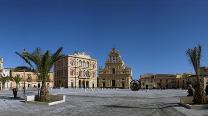 Grammichele, piazza Carlo Maria Carafa, Sicilia, Italia. "Umberto mette insieme gli elementi indicati su quel cartoncino: Piazza di Grammichele con tutti i suoi monumenti, illustrati e disegnati"