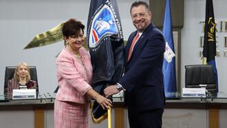 La magistrada presidenta del Tribunal Supremo de Elecciones, Eugenia Zamora Chavarría y el presidente de la República de Costa Rica, Rodrigo Chaves