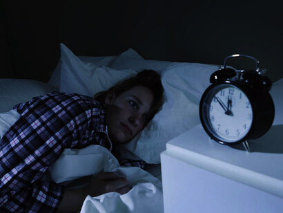 Mujer con insomnio. Solemos asociar el insomnio con la dificultad para dormir por la noche, pero a menudo está relacionado con un estado de ansiedad o de tensión que tenemos durante todo el día
