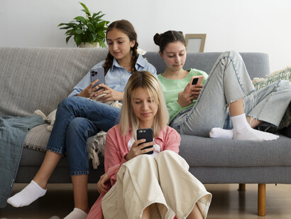 La exposición constante a juicios y opiniones ajenas puede desgastar emocionalmente incluso a quienes solo observan en silencio