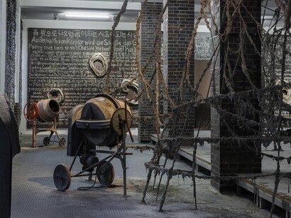 Mire Lee,
Look, I’m a fountain of filth raving mad with love,
Installation view, Museum für Moderne Kunst (MMK),
Frankfurt, May 21–September 4, 2022
© Mire Lee.
Courtesy the artist and Museum für Moderne Kunst
(MMK), Frankfurt.
Photo: Axel Schneider