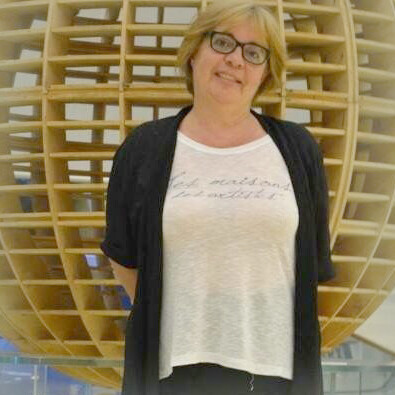 Marinella Maioli davanti alla sfera della Regione Lombardia a Milano in occasione di un evento sulle donne