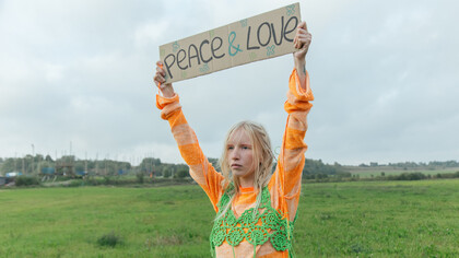 Les anarchistes prônent une société sans classe sociale, refusant la domination d’un individu ou d’un groupe d’individus sur l’organisation sociale