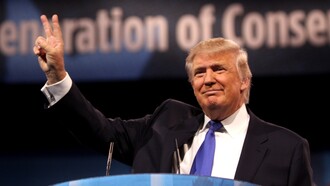 Donald Trump ha adottato una politica economica protezionistica, imponendo dazi su Cina ed Europa per favorire l'industria americana