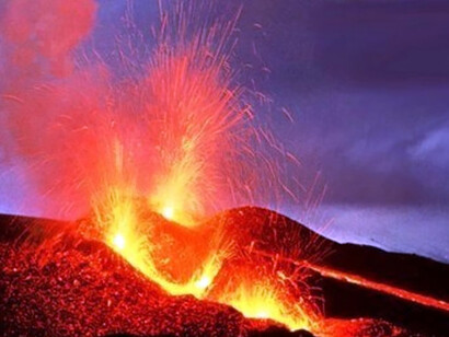 L’esplosione vulcanico genera lo scaturire di abbondante liquido mercuriale

