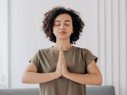 De olhos fechados, a mulher permanece em uma postura de yoga, concentrada em si mesma. A busca pela compreensão da realidade também passa pela atenção ao que acontece no interior da própria consciência