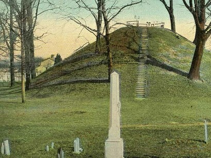 Una teoría soportada por más de un filósofo contemporáneo dice que el vulgo ha movido su interés de las imágenes de Santos a las imágenes de "celebrities". Cementerio de Hodgen, Ohio, Estados Unidos 
