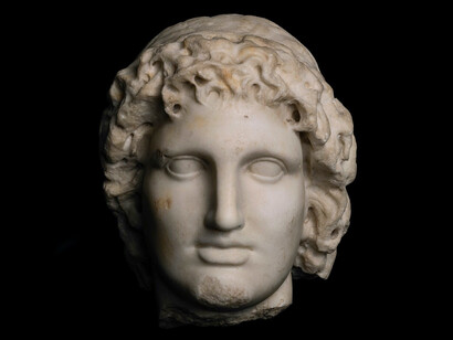 Cabeza de mármol romana de Helios, inspirada en Alejandro Magno, c. s. II d. C.