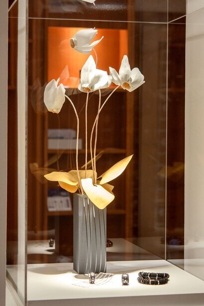 Usa una cartulina llamada opalina cuyo gramaje principal es de 180 gr. Su origen es del “origami” que significa “papiroflexia”