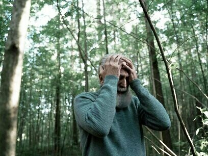 Idoso solitário. A solidão, muitas vezes tratada como um sentimento subjetivo e passageiro, tem se revelado um fator de risco concreto para a saúde física e mental. Estudos científicos vêm demonstrando que estar só, especialmente de forma crônica, é tão prejudicial ao organismo quanto hábitos sabidamente nocivos como o tabagismo e o sedentarismo. Quando esse estado de desconexão social se alia ao abandono e à negligência, principalmente na velhice, temos um quadro preocupante diante do aumento contínuo da expectativa de vida nas sociedades contemporâneas