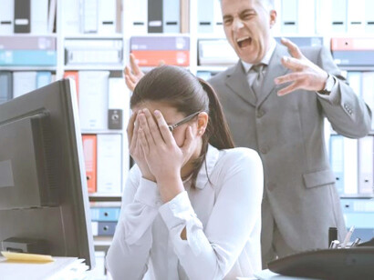 Jefe gritando a un empleado