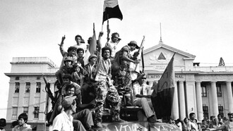 Los sandinistas celebran el triunfo de la revolución frente a Palacio Nacional; Managua, Nicaragua, 1979