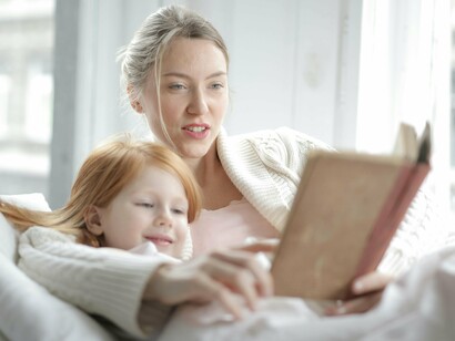 Um estudo da Fundação Maria Cecília Souto Vidigal, Palavras que Transformam: Os impactos da literatura na Primeira Infância (publicado em abril de 2025), estabelece uma relação direta entre a leitura e a formação de leitores desde a gestação até os primeiros 3 anos de idade: “o contato com a leitura na infância tem correlação direta com a formação de leitores: crianças que leem com adultos tendem a manter o hábito ao longo da vida.”



