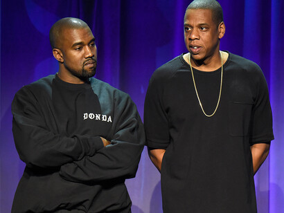 Kanye West et Jay-Z, album Watch the Throne. Aujourd’hui, l’album doré peut être rangé dans la catégorie des classiques étant donné que c’est un projet qui a laissé une marque indélébile sur tout une culture