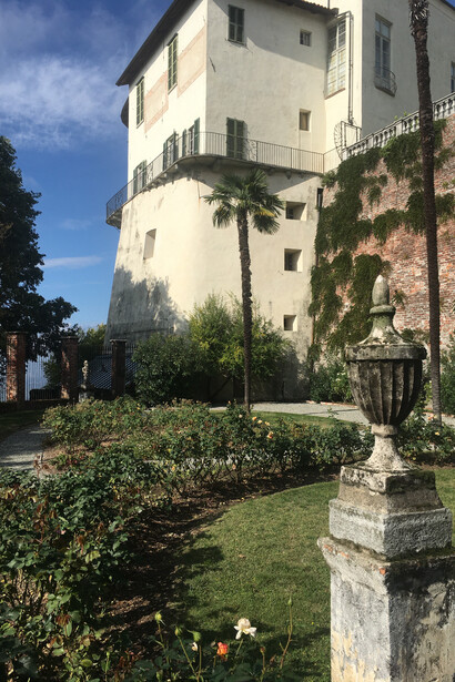 La terrazza con le rose nel versante sud del Castello di Masino, Italia