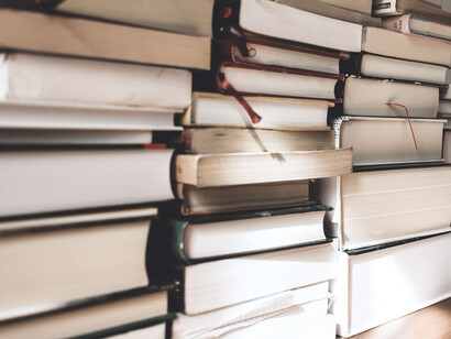 Pila de libros amontonados a la espera de ser leídos