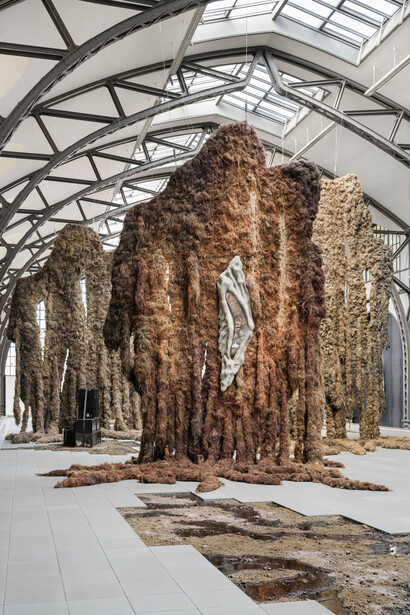Klára Hosnedlová, Embrace, exhibition view. Courtesy of Hamburger Bahnhof
