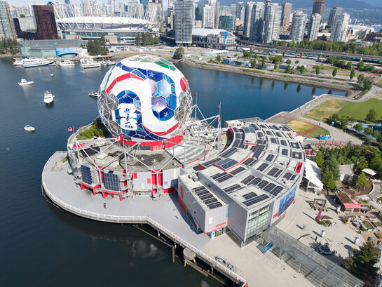 Lo que ningún medio deportivo destacó. Un aumento sostenido y documentado de la violencia contra las mujeres. A esto se suma que fue un torneo marcado por una sucesión de incidentes racistas, xenófobos y discriminatorios. Science World, en Vancouver (Columbia Británica), durante su transformación en «The Beautiful Dome», una estructura temporal diseñada a imagen del balón oficial de la Copa del Mundo de la FIFA 2026.