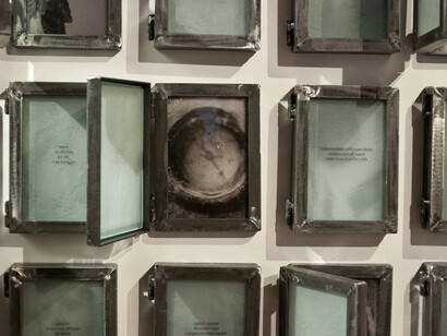 "I Need Protection", particolare dell'installazione, 21 scrigni di vetro ferro parole e immagini, 2014