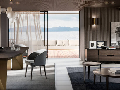 Tavolo in legno della collezione Vero Brotto Group in una casa sul mare