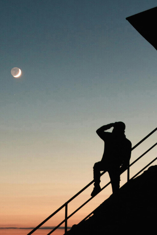 Dostoiévski e Machado de Assis capturam a melancolia em seus personagens, relacionando-a com o fim de tarde