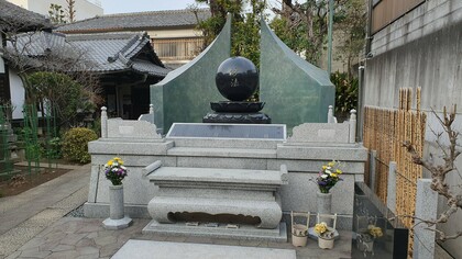Tumba en un centro religioso en Takanawa, Minato, Japón