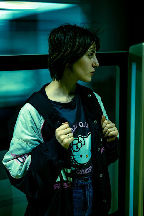 A bordo del tren, esta elegante mujer muestra su amor por Hello Kitty, celebrando 50 años de amistad y positividad a través de su vibrante camisa.