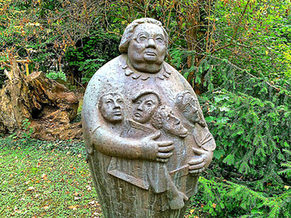 Estatua de Johanna 'Mutter' Ey en el Parque Malkasten en la ciudad de Düsseldorf, Alemania