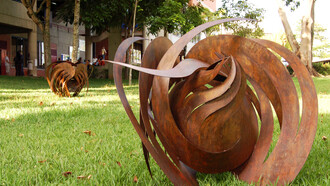 Francisco Martínez. Latente. 2004. Acero patinado. Coleccion Universidad Metropolitana de Caracas.Sendero de Esculturas 2006