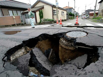 Carretera destruida por un terremoto