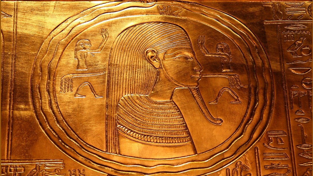 Una veduta delle divinità scolpite su una replica della tomba di Tutankhamon esposti a Francoforte,  Germania, originale conservato al museo Egizio del Cairo, Egitto. "Uroboro" circonda il capo del faraone