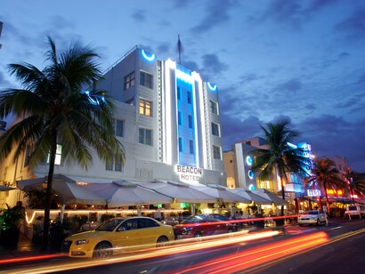 Miami. El tráfico delante del Beacon Hotel en Ocean Drive