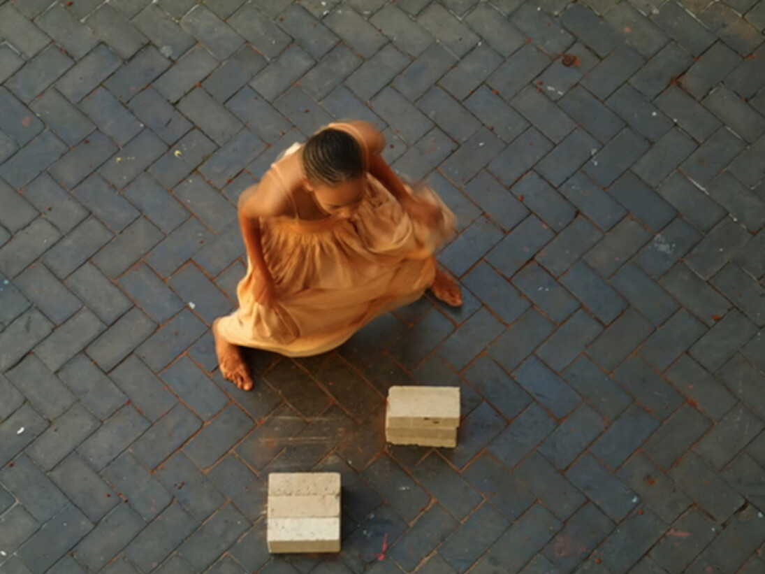 Bronwyn Katz, Grond Herinnering (Soil Memory), 2015. Still da video. Courtesy of Officine dell’Immagine 
