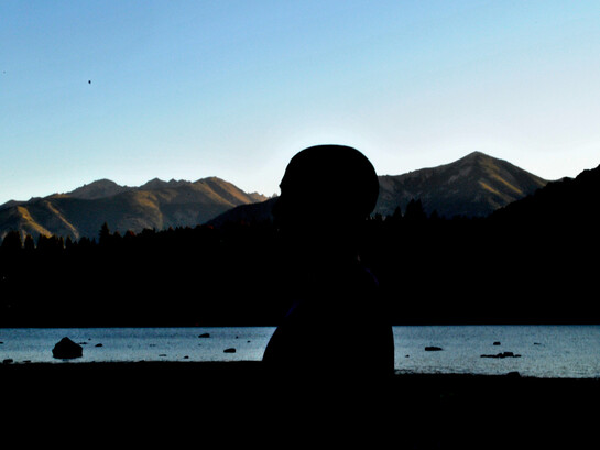 Un hombre en Bariloche, Neuquén, Argentina. En el sur, entre montañas abiertas y silencios largos, comienza a delinearse una voz propia