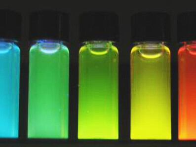 Los viales brillantes de puntos cuánticos altamente luminiscentes y solubles en agua producidos por el nuevo proceso de microondas del NIST abarcan un rango de longitud de onda de 500 a 600 nm. Plasmachem de puntos cuánticos de CdTe, Berlin Alemania