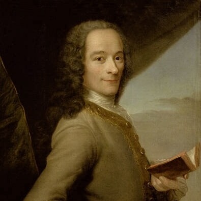 El ilustre Voltaire fue uno de los más egregios representantes de la Ilustración y su noble intento de disipar las tinieblas y acabar con la minoría de edad que acecha al ser humano tantas veces, si bien aquella empresa luminosa no estuvo exenta de un reverso tenebroso que nos sigue amamantado, como bien supieron ver los miembros de la Escuela de Frankfurt y la Teoría Crítica 