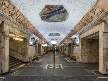 Tomskis Reliefs in der Moskauer Metro Station Novokuznetskaya (ca. 1938-1939)