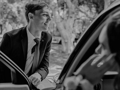 Acompanhe a jornada de dois jovens que se encontram no dia da formatura e têm suas vidas entrelaçadas