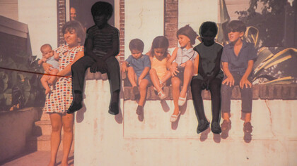 Oscura Kermés Oscura oferece uma experiência imersiva que conecta o visitante com a história e as memórias das vítimas da ditadura argentina de 1976-1983 uma exposição que promove reflexão e empatia sobre esse período sombrio. Foto tirada pelos autores da exposição OKA: Gustavo Hennekens, Victoria Puigcernau, Valentina Arlettaz e Félix Lenzi Colman