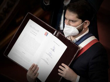 Gabriel Boric, presidente de la Republica de Chile, sostiene el acta que avala el plebiscito para el cambio de Constitución