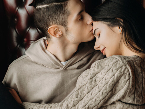 Labbra che sfiorano la pelle fra paure, insicurezze e certezze che stai elevandoti nell’amore per poi perdere l’equilibrio