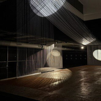 Bia Lessa, Anos-luz, vista da exposição. Cortesia do Museu de Arte Moderna do Rio de Janeiro