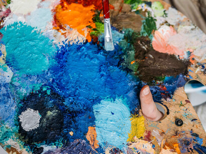 Antes, estilos como el Art Nouveau eran exclusivos debido a su alto costo de producción, pero hoy la hiperproducción y la masificación han democratizado el acceso a la estética, aunque a costa de la originalidad