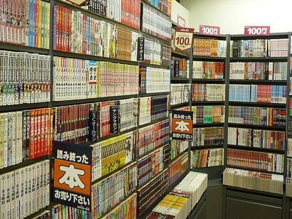 Prateleiras repletas de mangás. Caso uma história faça bastante sucesso, seus capítulos já lançados serão compilados juntos em um volume para colecionar chamado tankobon. Após a publicação do mangá em formato tankobon novas edições mais elaboradas e caras serão eventualmente lançadas até chegar nas chamadas edições definitivas com grande polimento e valor para colecionadores. Eventualmente o mangá ganhará uma adaptação para Anime e depois games, filmes animados, brinquedos e mesmo live-actions
