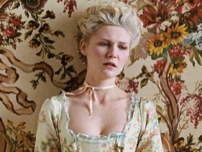 Kirsten Dunst em Maria Antonieta de 2006. O anacronismo narrativo, quando aplicado sem critério ou como forma de diversidade, pode distorcer o passado, produzir interpretações frágeis e apagar a complexidade histórica das sociedades que buscamos entender ou representar. Em vez de aproximar, ele pode afastar o leitor ou espectador da realidade de outras épocas, projetando o presente como medida universal