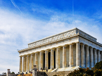 Manifestazione. Si manifesta nel giorno più lungo dell’anno, nel solstizio d’estate quando il sole raggiunge la sua massima declinazione positiva per toccarti e compiere una magia. Washington D.C., USA
