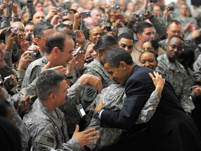Barack Obama saluda a las tropas estadounidenses durante una visita a su campamento en Bagdad