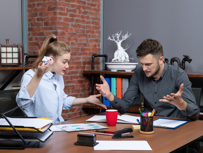 Quand le travail d’équipe devient un terrain de contrôle mutuel